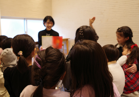 絵本を見る子供の後ろ姿