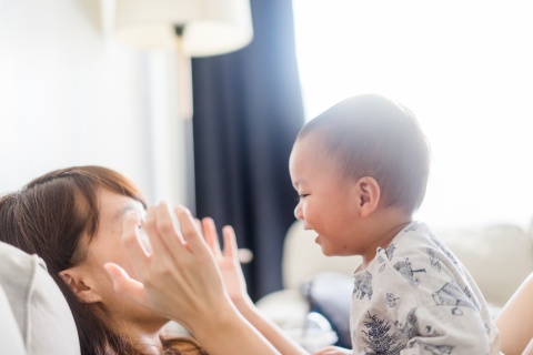 わらべうたとは？赤ちゃんへの効果的な歌い方は？